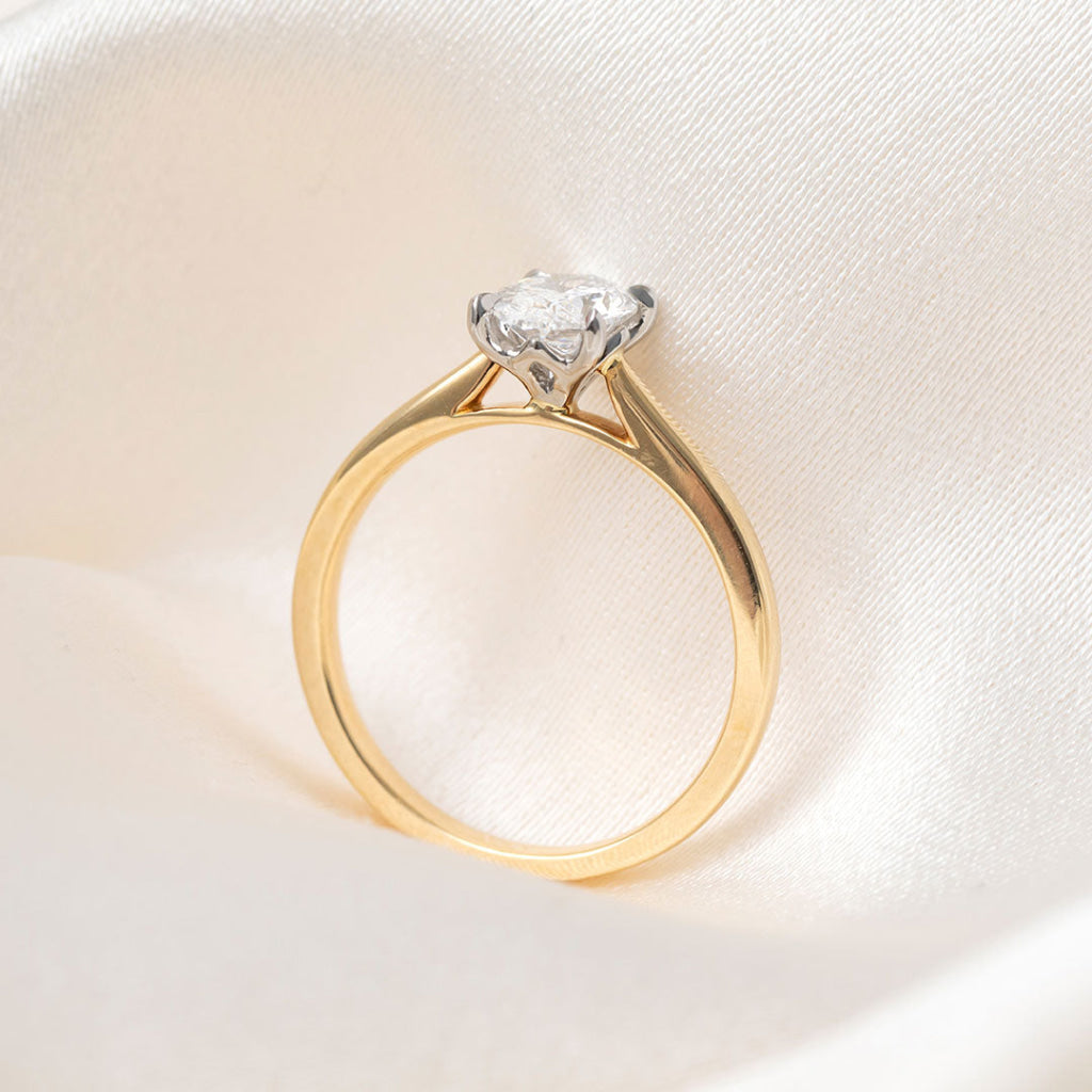 BORDEAUX 1ct | Oval Solitaire Diamond Engagement Ring