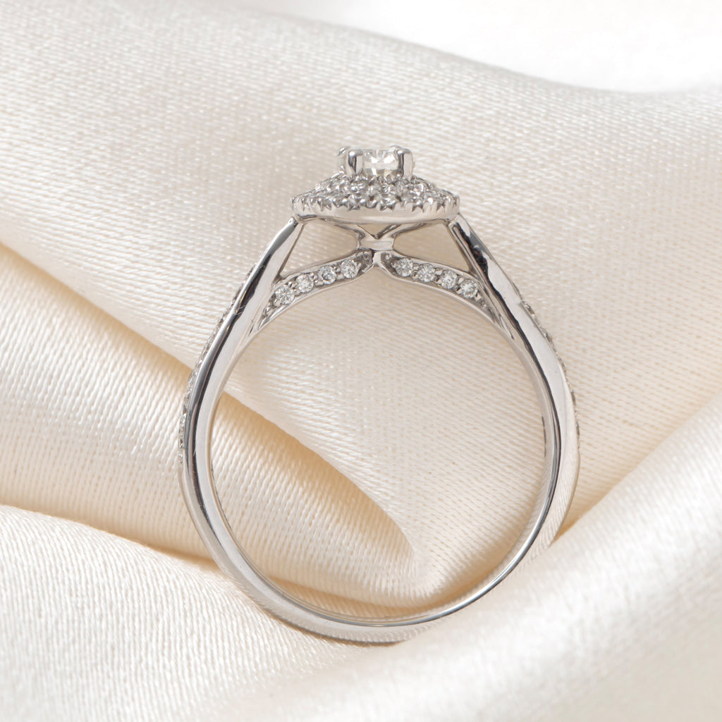 CAMILA 0.71ct | Oval Halo Diamond Engagement Ring in 18ct