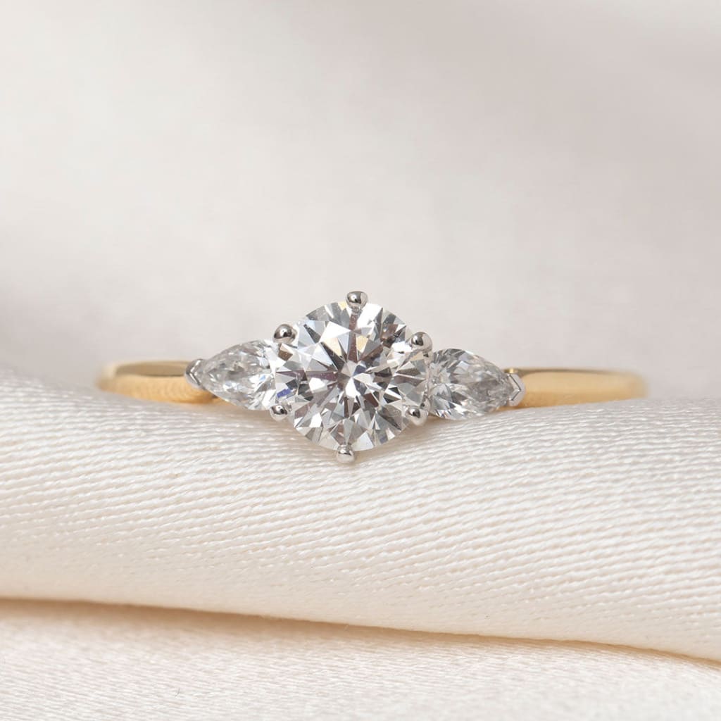 LUCA 0.70ct | Round 3-Stone Diamond Engagement Ring in 18ct