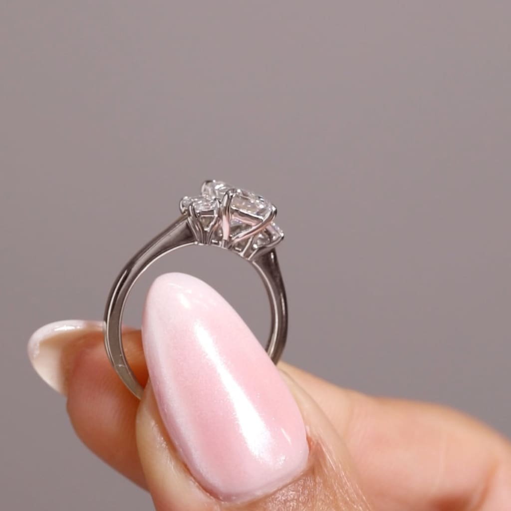 MAINE | Emerald Solitaire Lab Diamond Set in Platinum