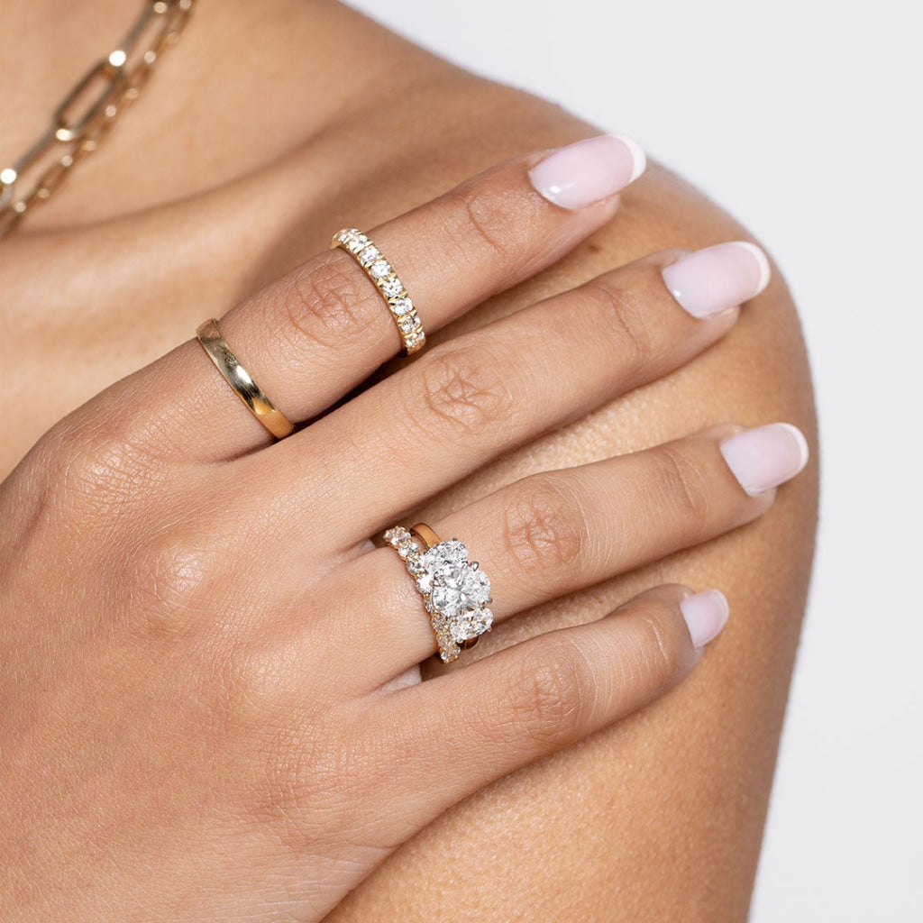 Woman wearing several diamond & gold rings - photo 4