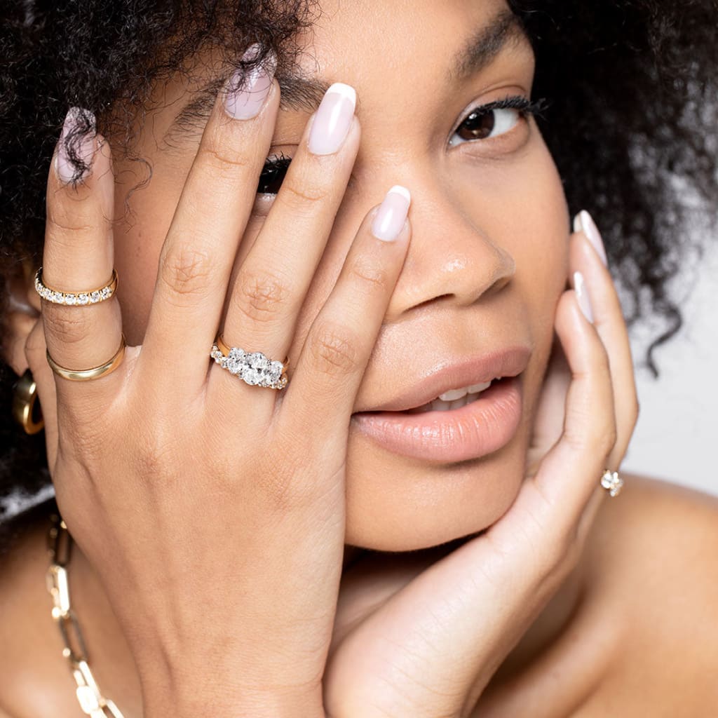 Woman wearing several diamond & gold rings - photo 3