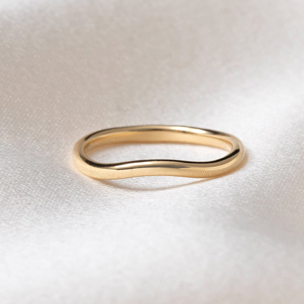 ARLO | Shaped Wedding Ring in 18ct Gold - Rings