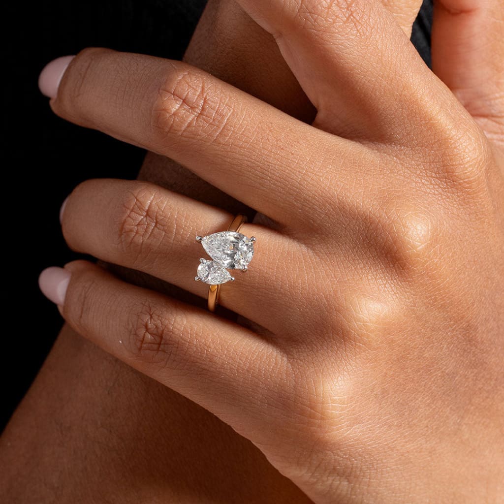 BLOOMSBURY | Pear Toi Et Moi Set in 18ct Gold 2.50ct