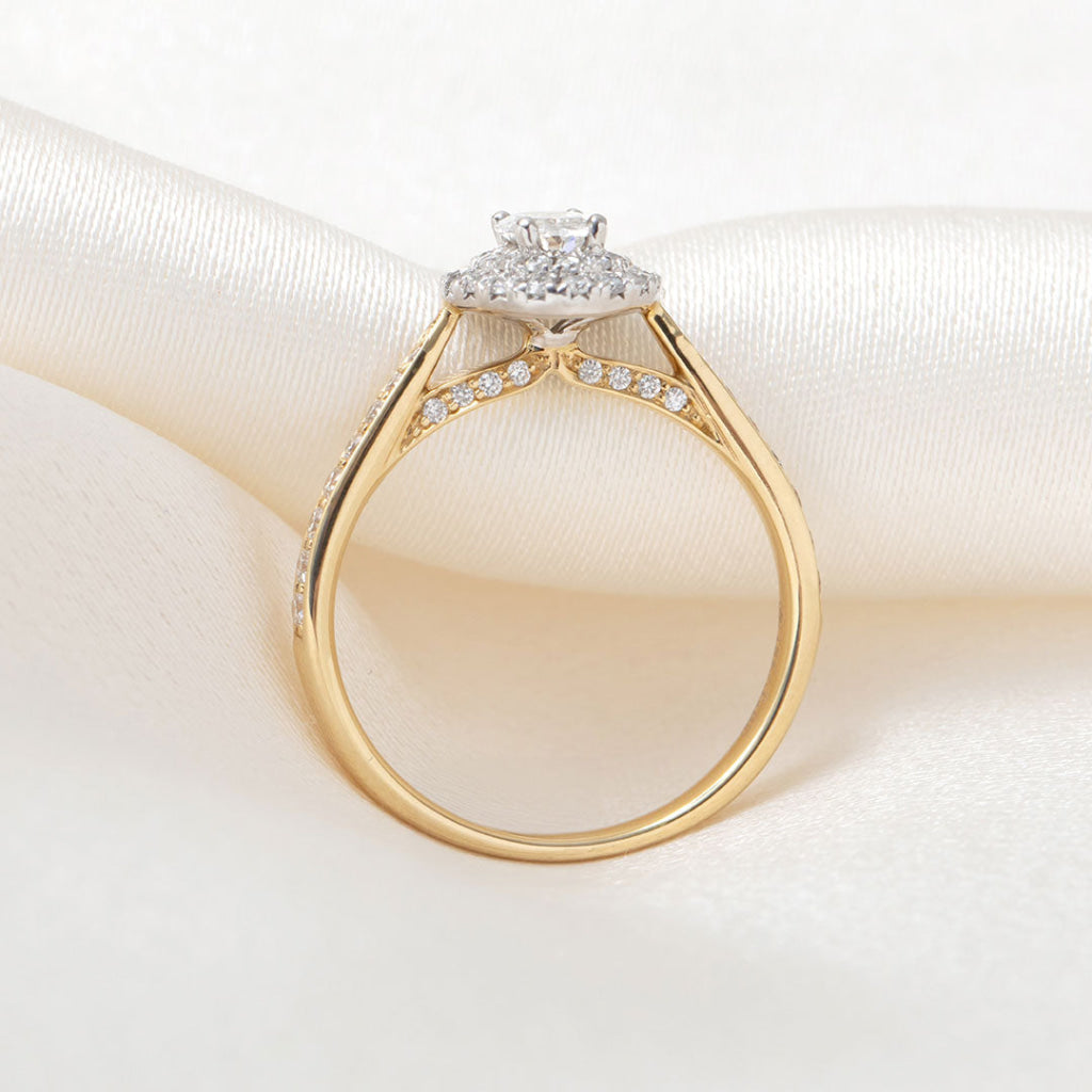 CAMILA 0.75ct | Oval Halo Diamond Engagement Ring in 18ct