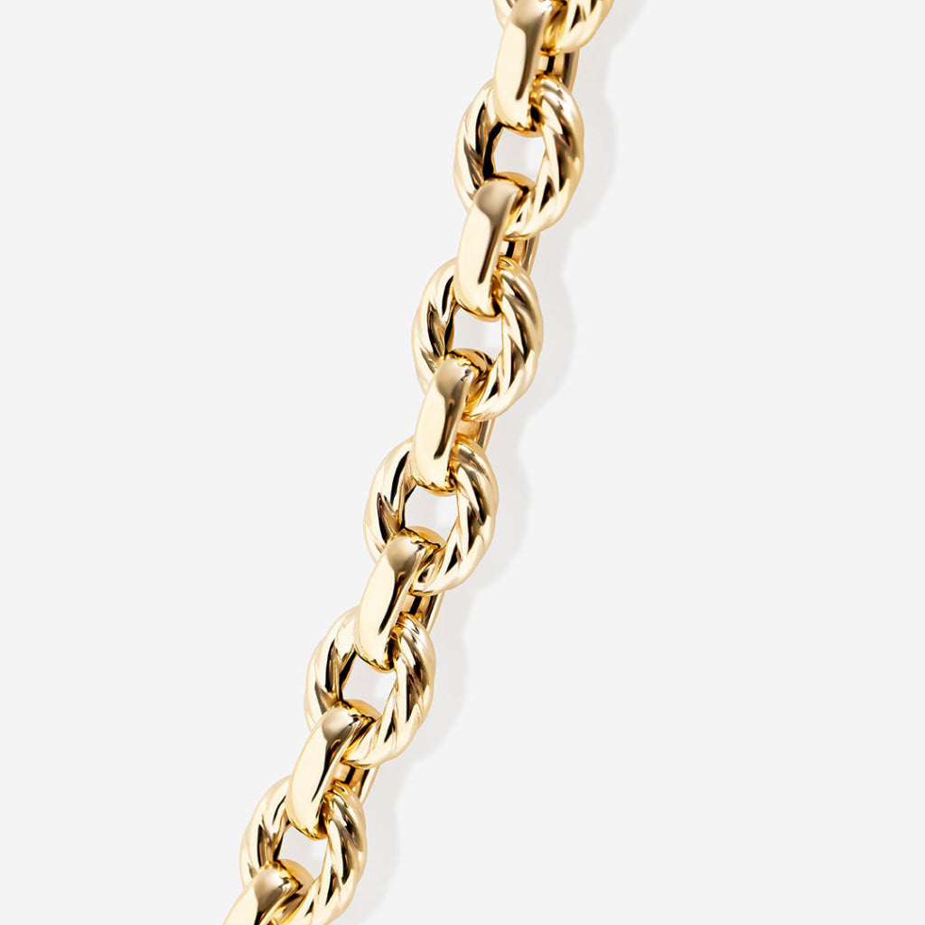 close up of links on yellow gold fancy link chain