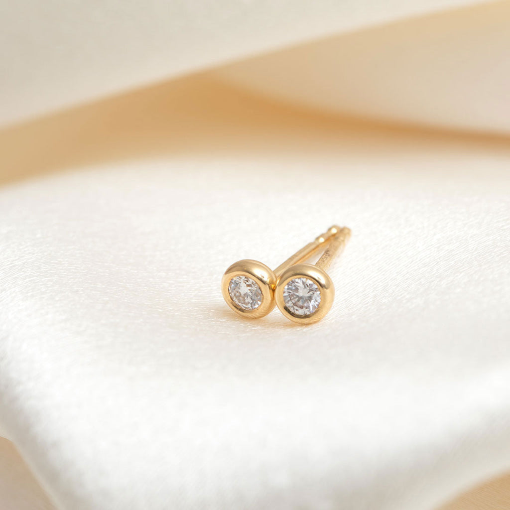 diamond studs yelloow gold rubover 