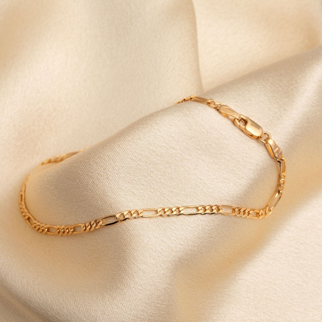 Figaro Bracelet | 9ct Gold - Bracelet on fabric