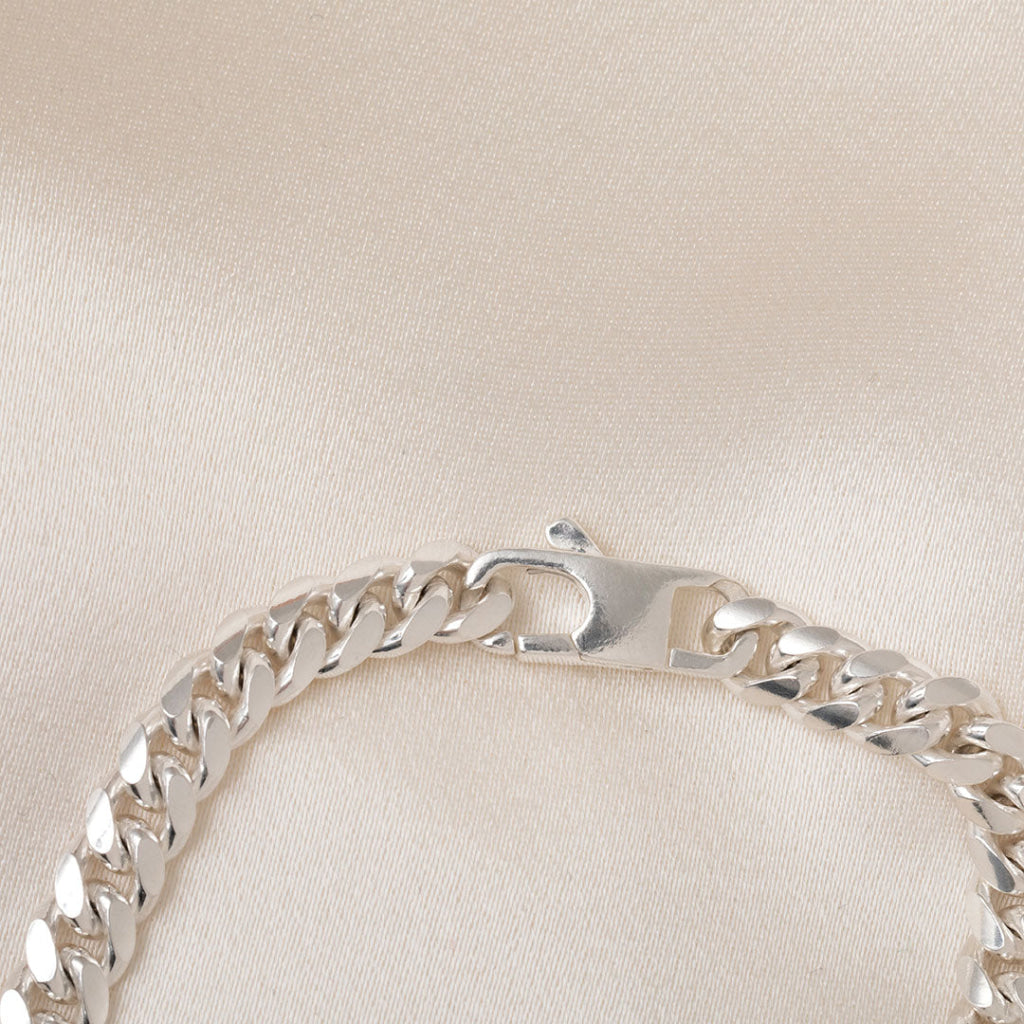 close up of lobster catch on silver gents bracelet