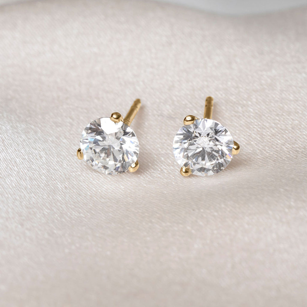 3 claw round diamond earrings.