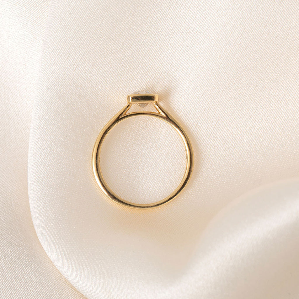FREDA | Emerald Cut Bezel Set Lab Diamond in 18ct Gold