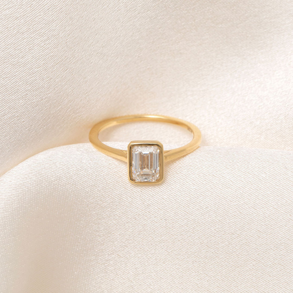 FREDA | Emerald Cut Bezel Set Lab Diamond in 18ct Gold