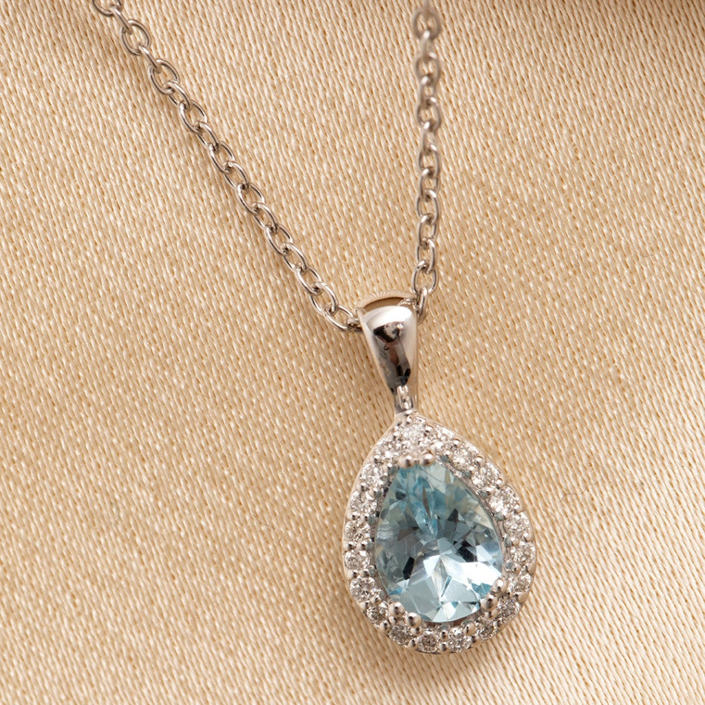 Diamond and Aquamarine necklace up close