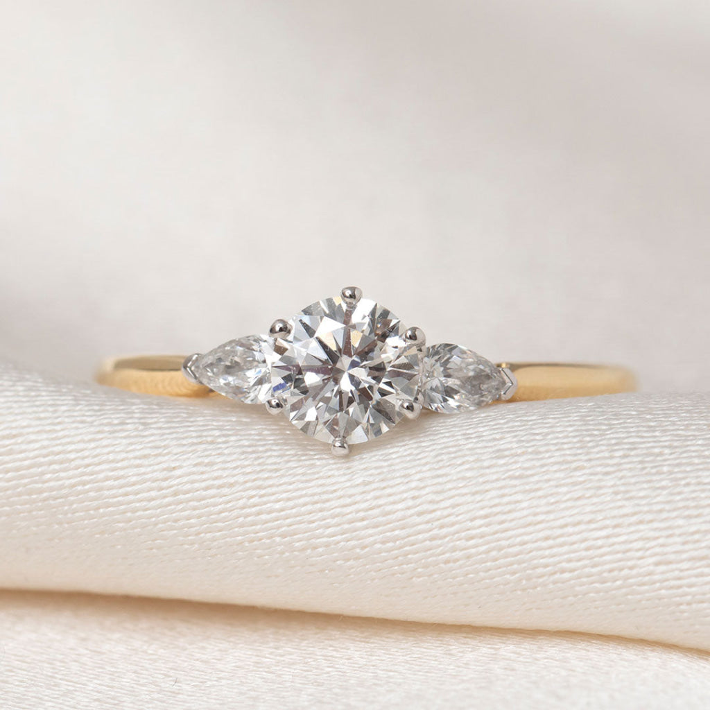 LUCA 0.70ct | Round 3-Stone Diamond Engagement Ring in 18ct