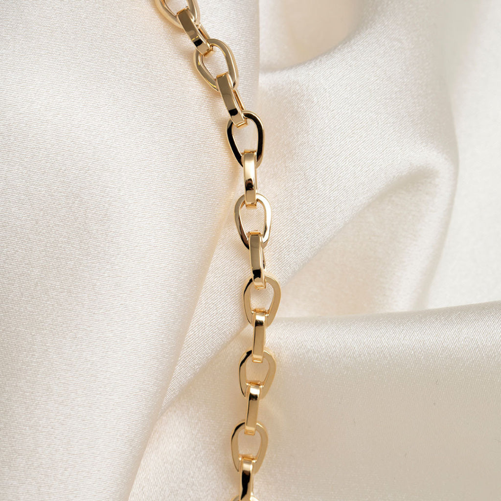 close up of yellow gold link necklace