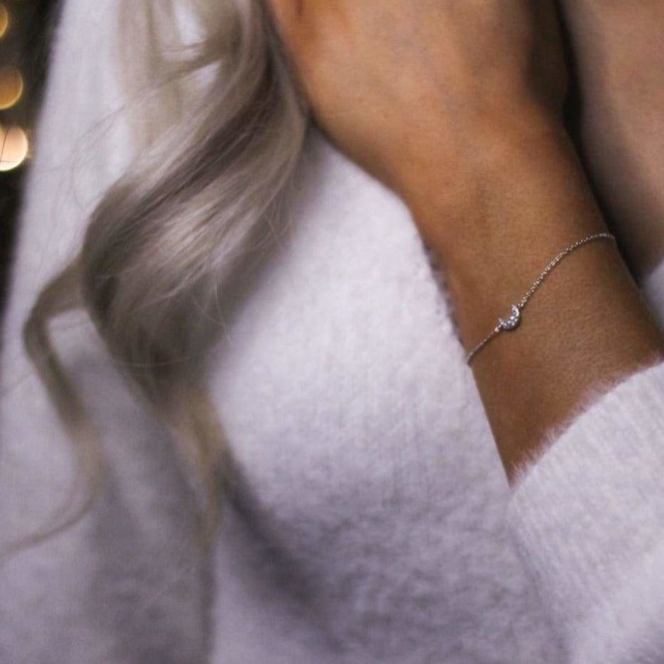 woman wearing bracelet