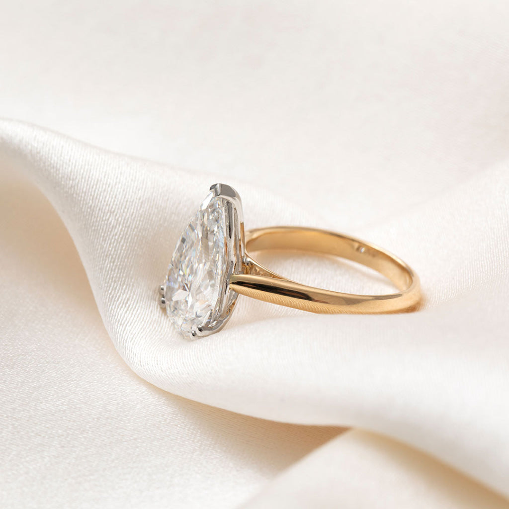 POSITANO | Pear Cut Solitaire Lab Diamond Set in 18ct Gold