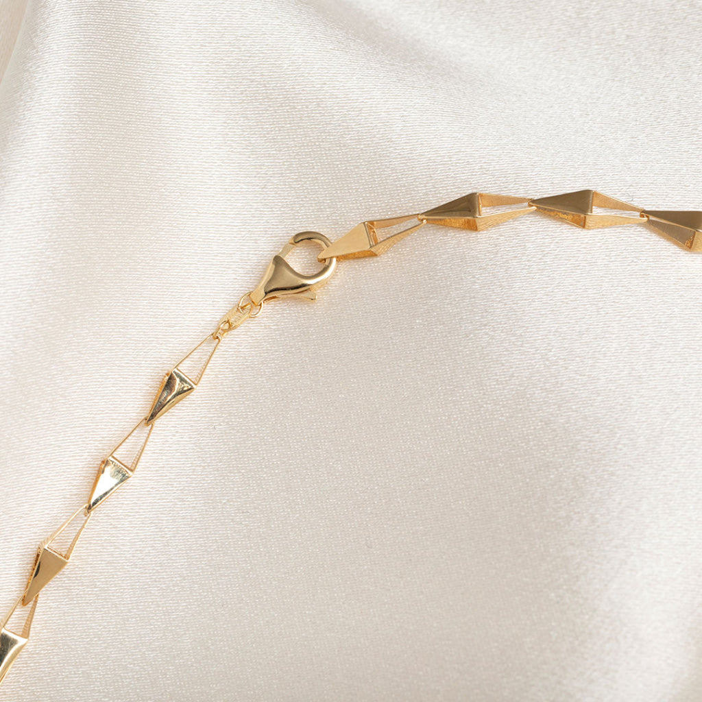 catch close up on yellow gold chain