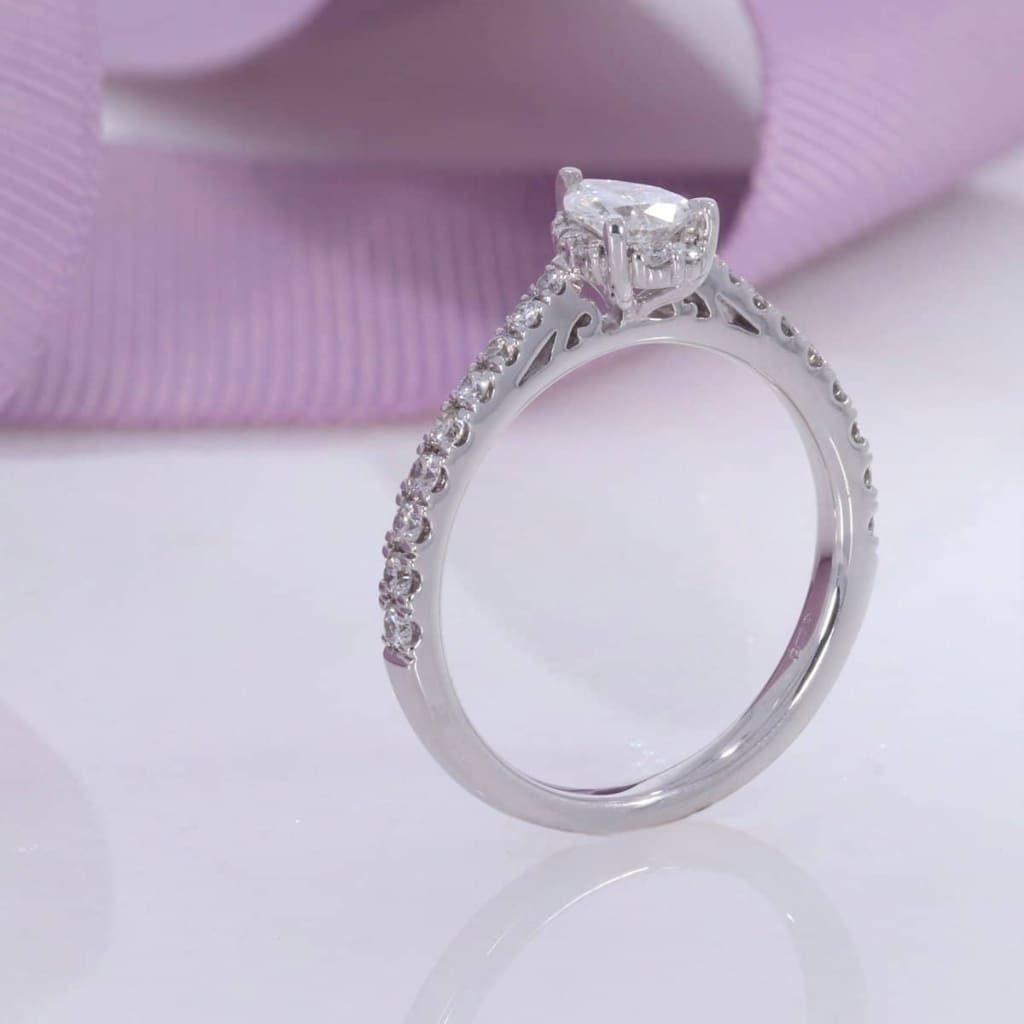 Pear shape diamond ring