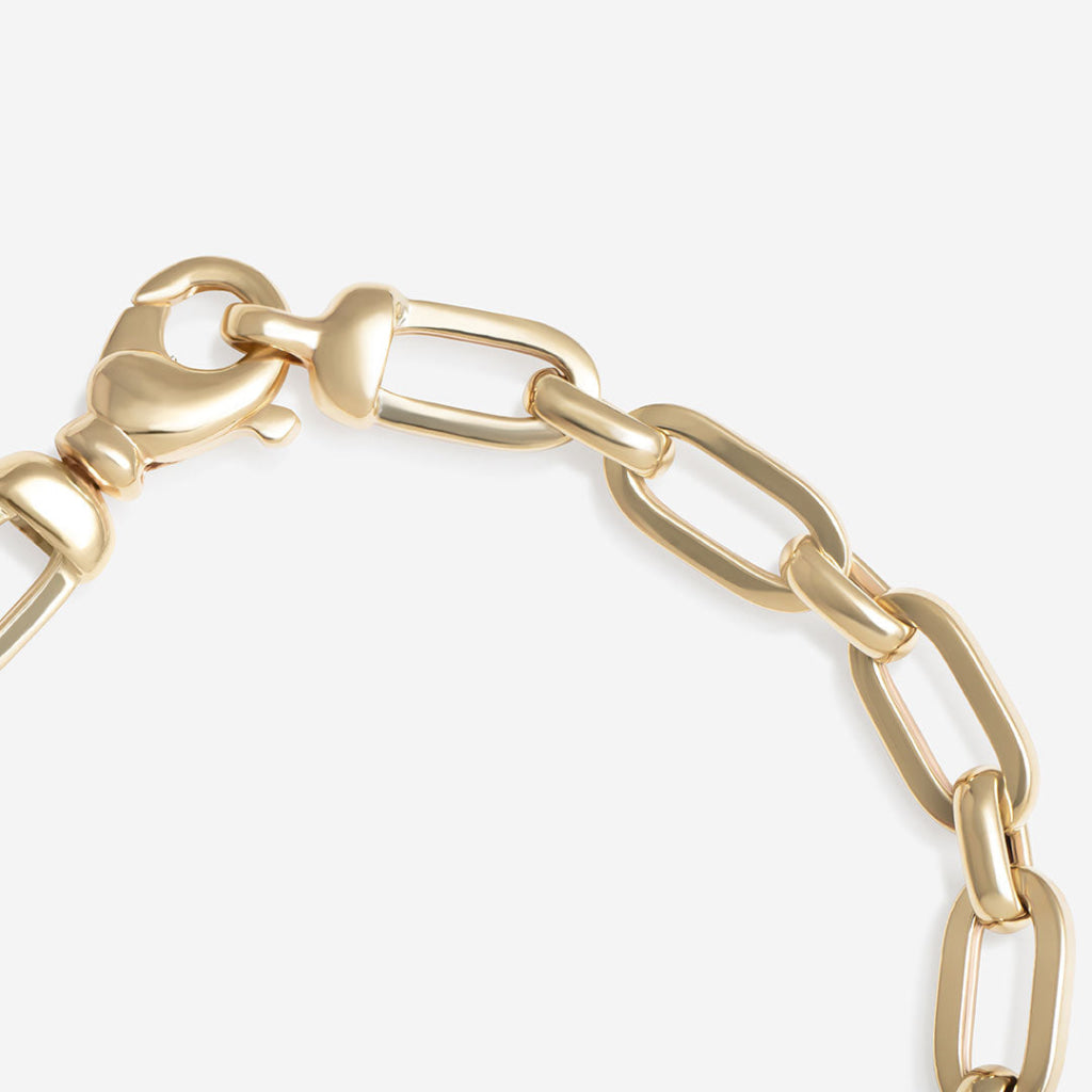 lobster clasp close up on yellow gold bracelet