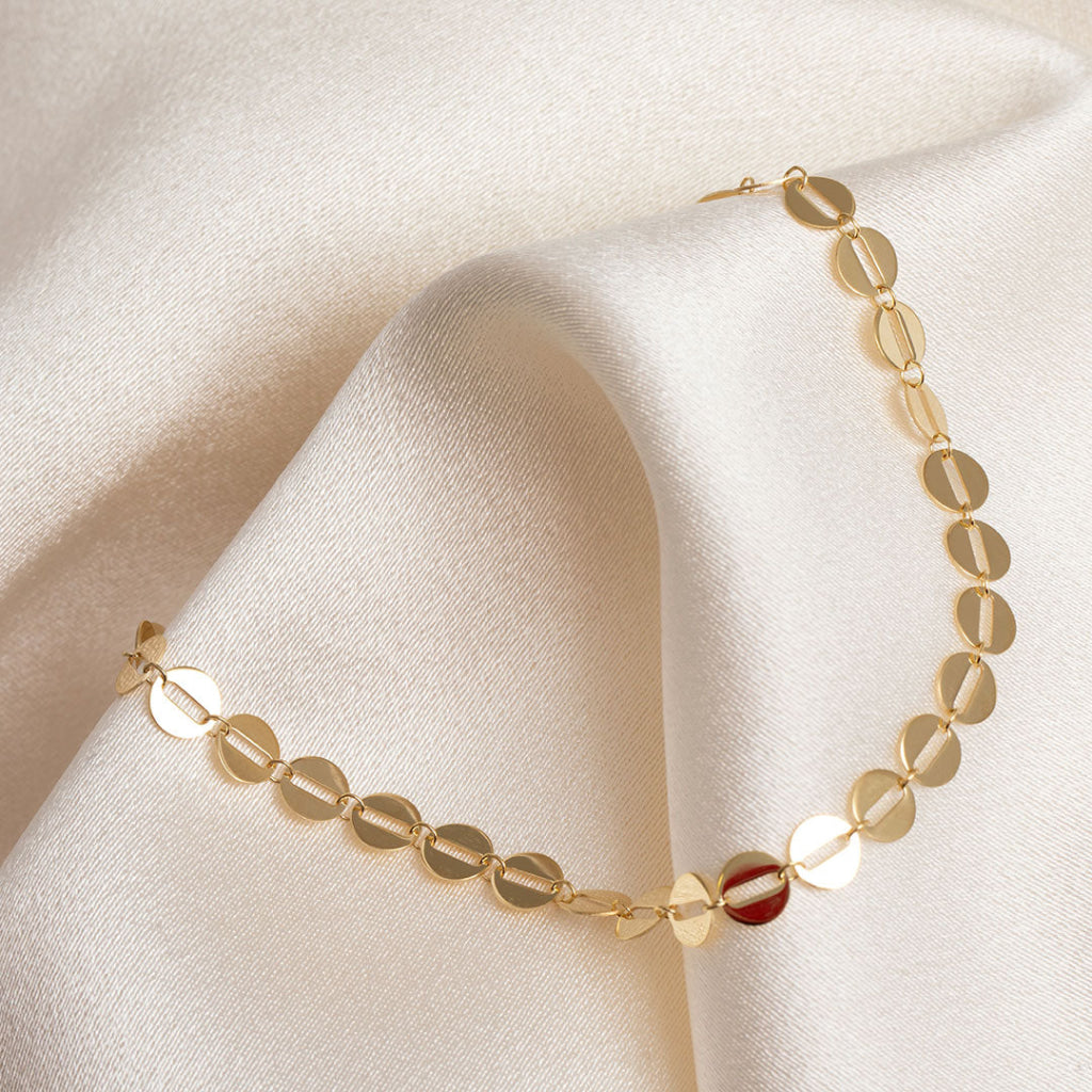 close up of disc links on yellow gold bracelet