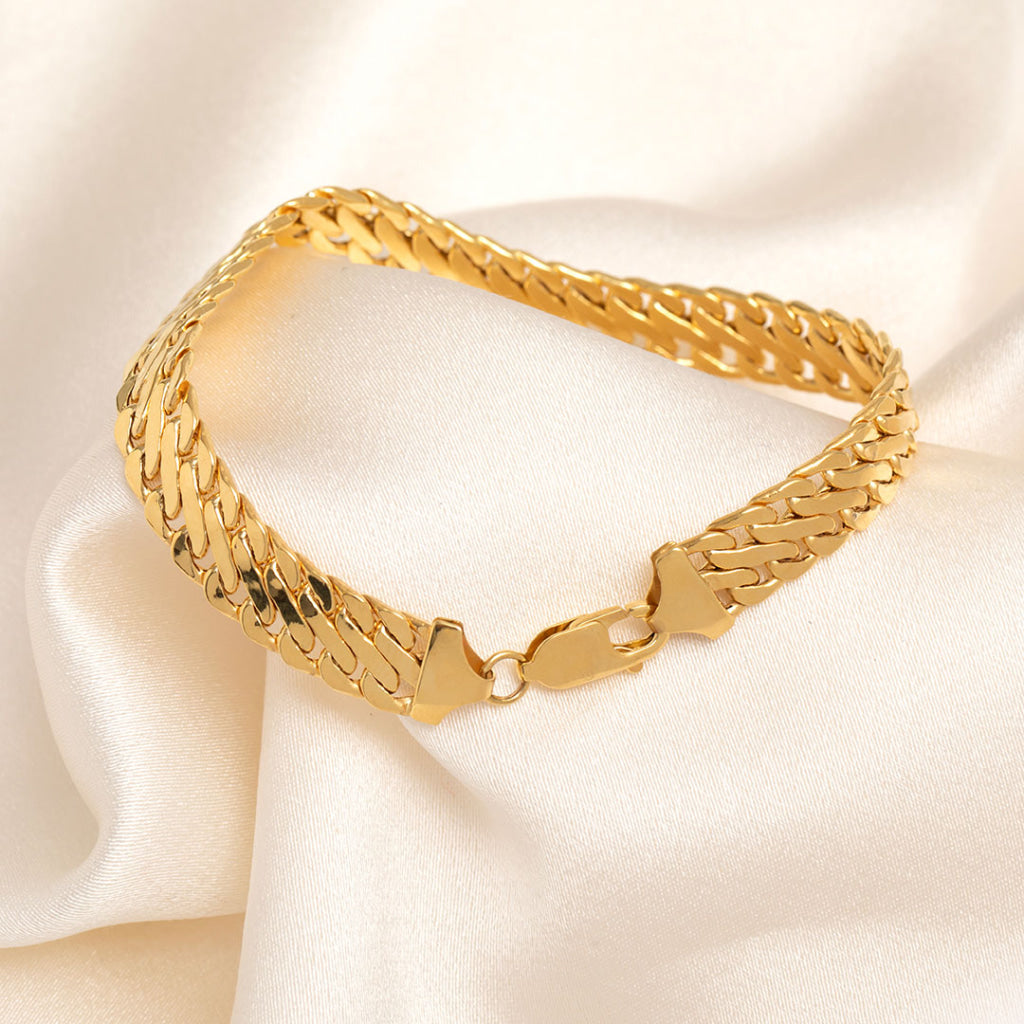 lobster clasp on yellow gold curb bracelet