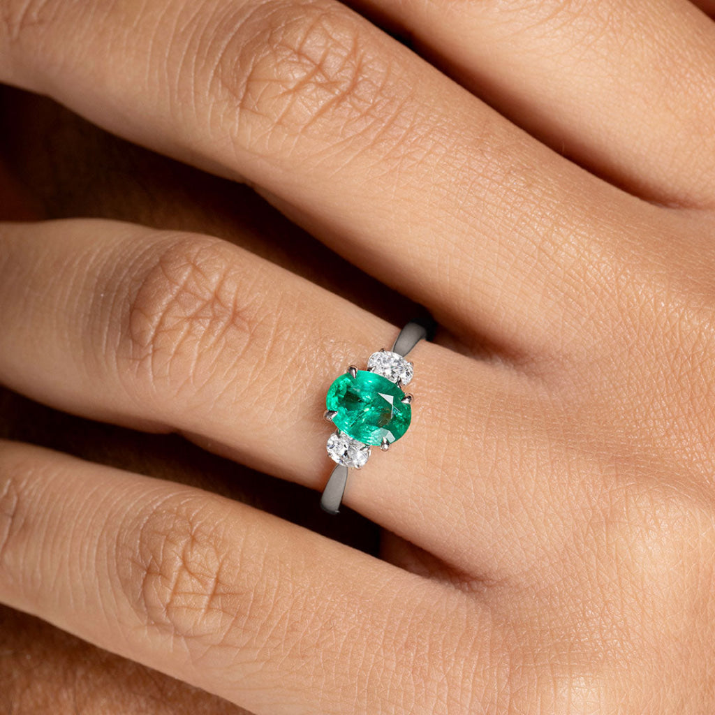 Verde | Emerald Diamond Ring Set in Platinum