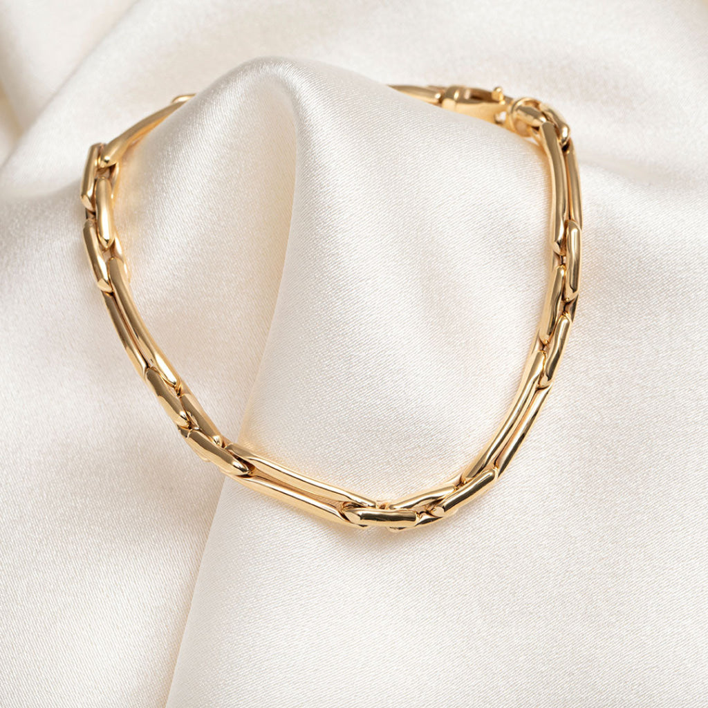 yellow gold oval link bracelet close up